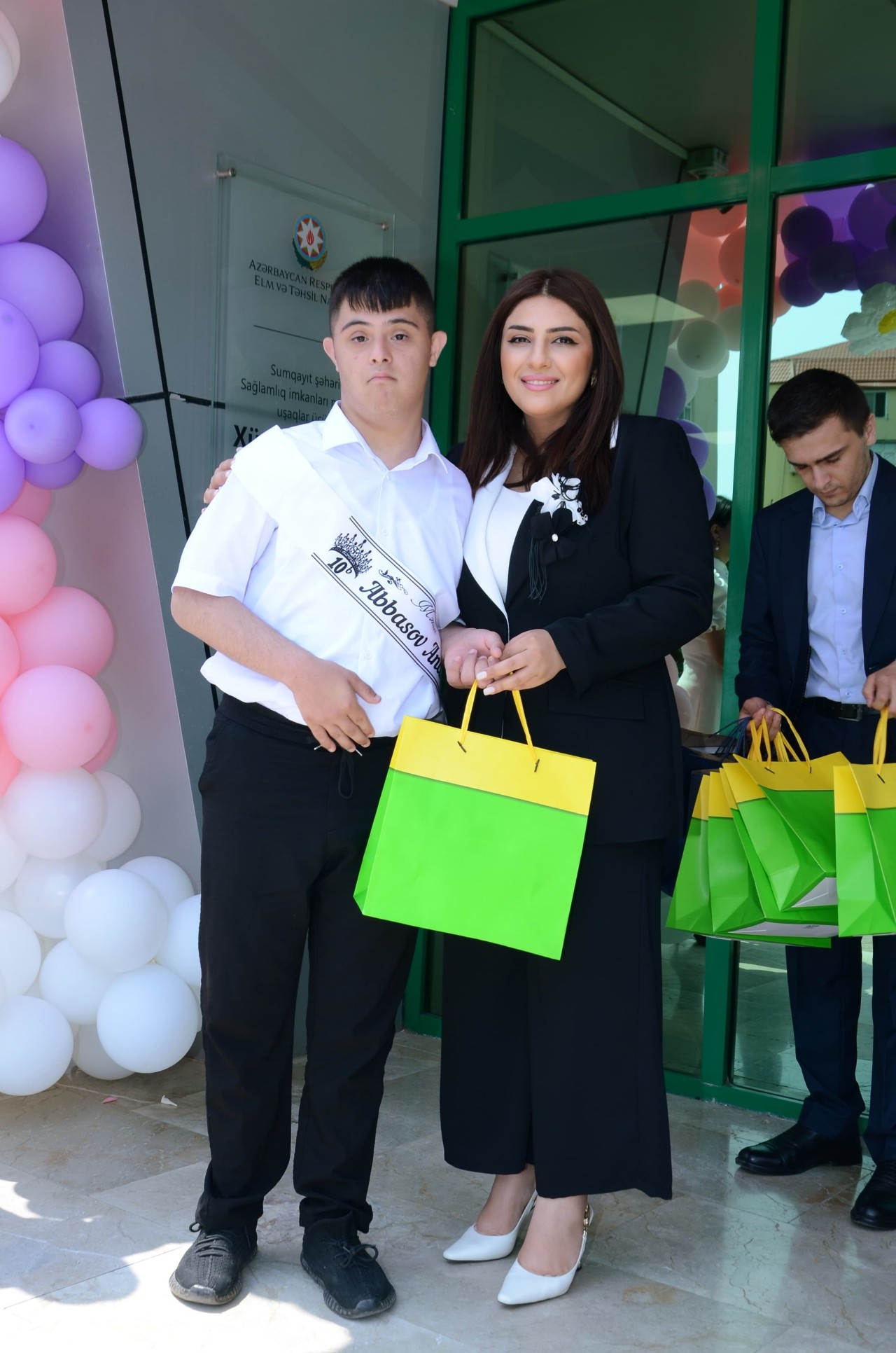 Sumqayıt Bələdiyyəsi "Məzun Günü"ndə onları da unutmadı - FOTOLAR